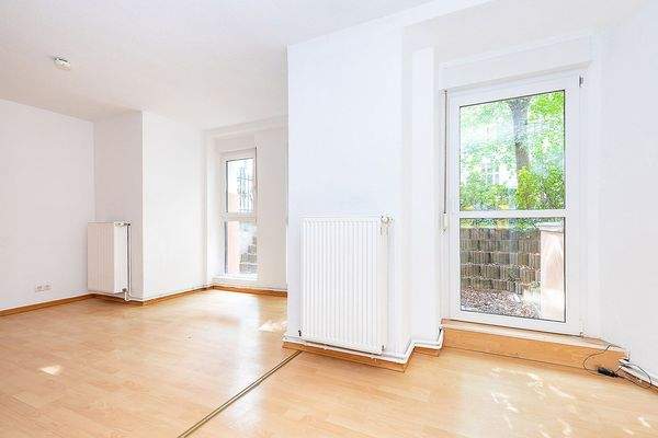 Geräumiges Wohnzimmer mit Terrassenanbindung