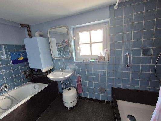 Bad mit Dusche und Badewanne