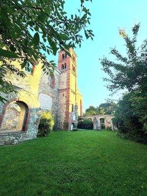 benachbarter Garten der ev. Versöhnungskirche
