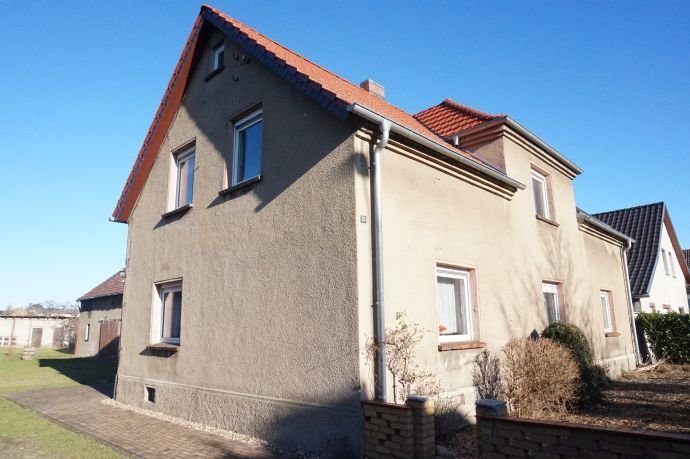 Einfamilienhaus mit Nebengebäude und großem Grundstück