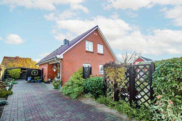 Einfahrt und Eingang