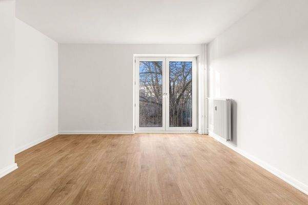 Wohn- und Schlafbereich mit großen Fensterflächen