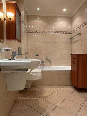 Bad mit Wanne und Dusche