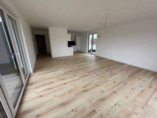 Helles Wohnzimmer mit Balkon