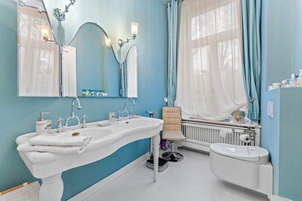 Künstlerisch gestaltetes Badezimmer mit edlen Armaturen 