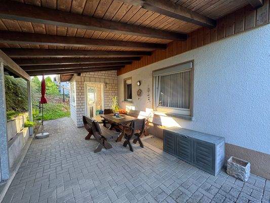 Überdachte Terrasse OG mit Hintereingang
