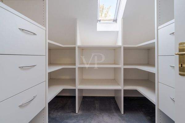 An das Schlafzimmer angrenzende Ankleide