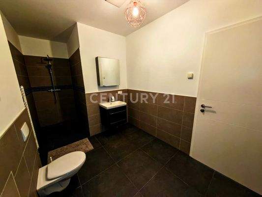 Badezimmer mit bodenebener Dusche