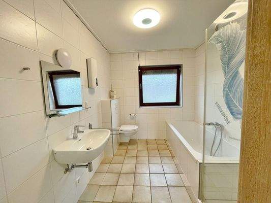 Bad mit Dusche u. Wanne