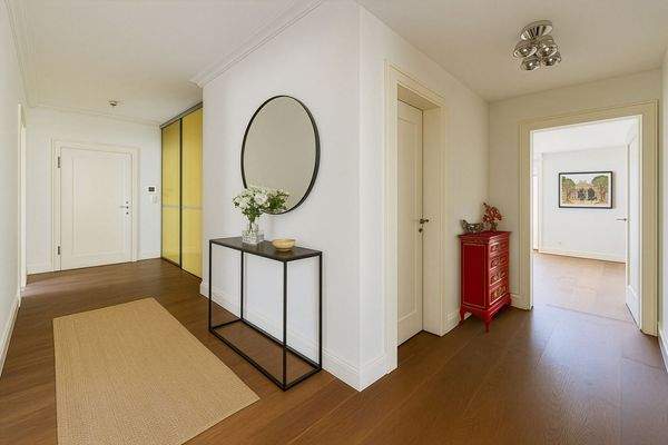 Großzügiges Entree (mit Einrichtungsbeispiel)