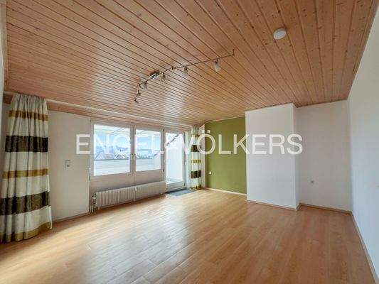 Wohn-Esszimmer mit Zugang zur überdachten Loggia