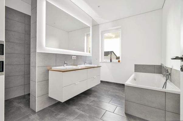 Elegantes Tageslichtbad mit ebenerdiger Dusche, Badewanne und Doppelwaschbecken