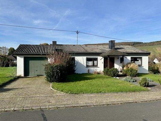 Vorderansicht mit Garage