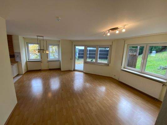 4. Wohnzimmer und Essbereich.JPG