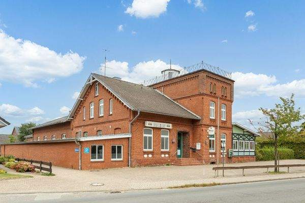 Seitenansicht mit Parkplätzen