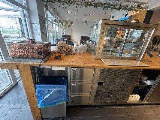 Blick von der vorderen Theke in den Gastraum.jpg