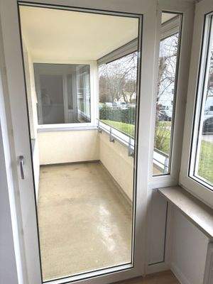 Helle Loggia mit Glasfenstern