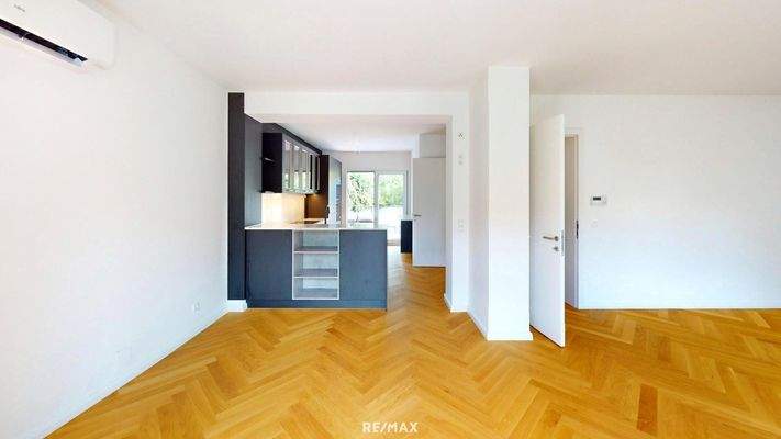 Esszimmer mit Blick zur Küche/Terrasse