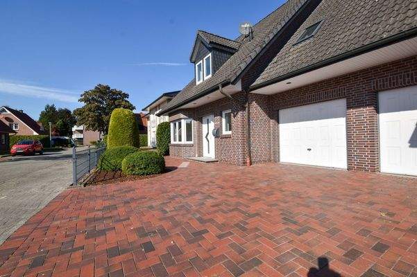 Blick auf Eingangsbereich und Garage