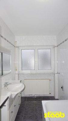 Tageslichtbad mit Waschmaschinenanschluss...