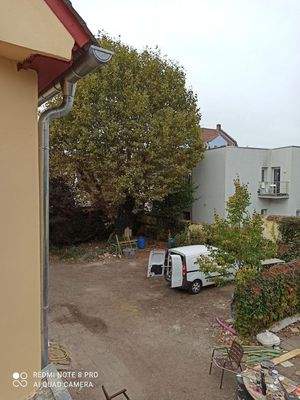 Blick auf großen Hof 