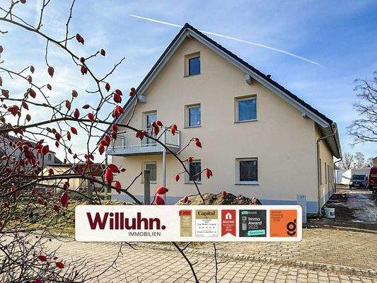 Hausansicht mit Balkon 