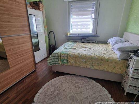 12 Vorderhaus OG Schlafzimmer