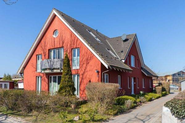 Außenansicht auf die Vorderseite der Immobilie