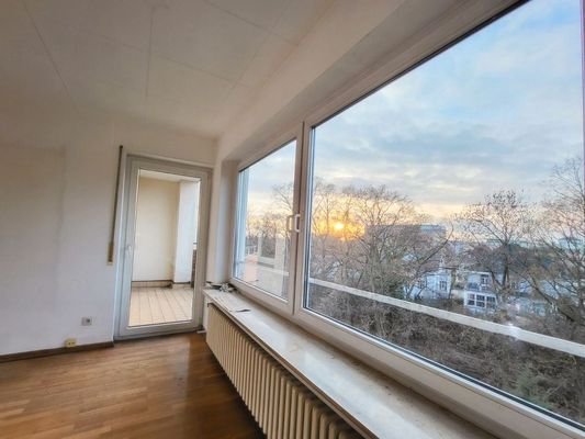 Blick vom Wohnzimmer auf Balkon