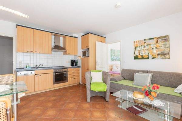 Die voll ausgestattete Einbauküche 