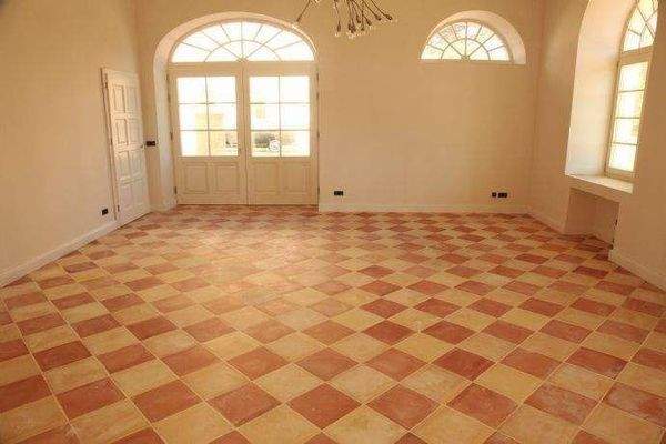 Salon mit historischen Fliesen