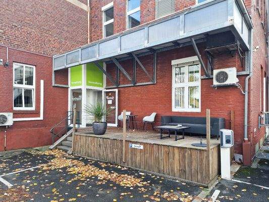 Pausenterrasse/Hintereingang