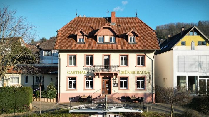 Die Gastwirtschaft befindet sich im Erdgeschoss, das Ober- und Dachgeschoss verfügt über Gästezimmer