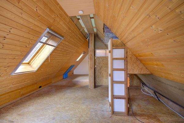 ... im Spitzboden des Hauses. 