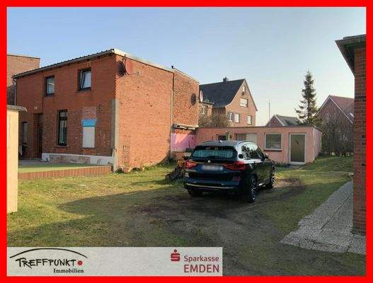 Seitliche Grundstücksgrenze mit Altbaubestand