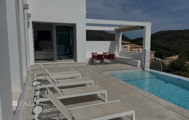 Sonnenliegen am Pool