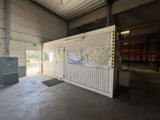 Büroconatiner in der Lagerhalle