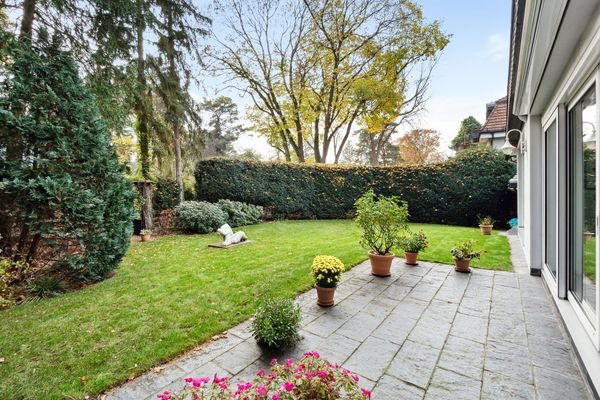 Terrasse mit uneinsehbarem Garten