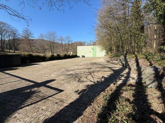 Parkplatz neben Bauteil 1