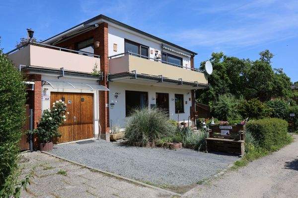 Vorgarten mit Hausansicht