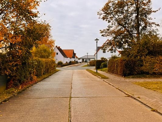 Straße vor dem Mehrfamilienhaus 