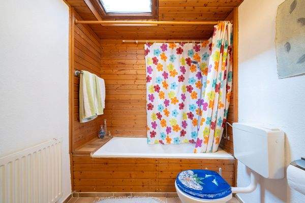 Bad im Obergeschoss mit Dachfenster