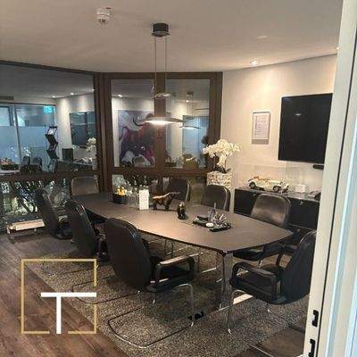 Konferenzraum mit Tisch