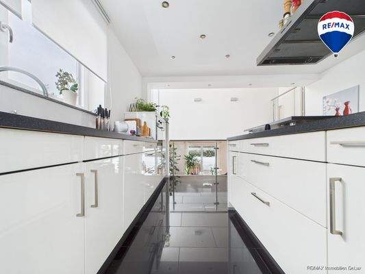 REMAX Immobilien DeLux Einfamilienhau Küche Neunkirchen Mark Borowicz