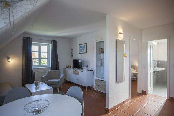 Ferienwohnung_D57_am_Bakenberg_auf_Ruegen_Wochnzimmer_Schlafzimmer_Bedezimmer