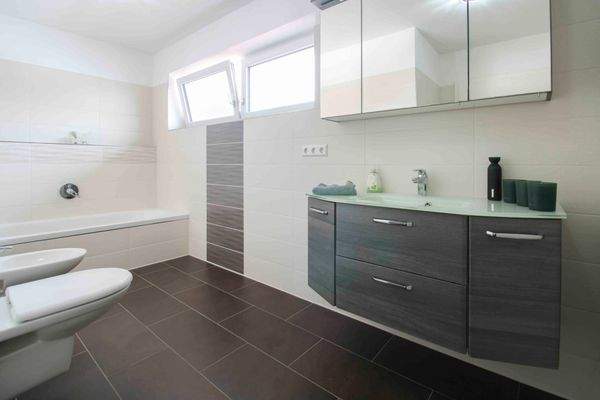 Badezimmer mit Wanne im OG