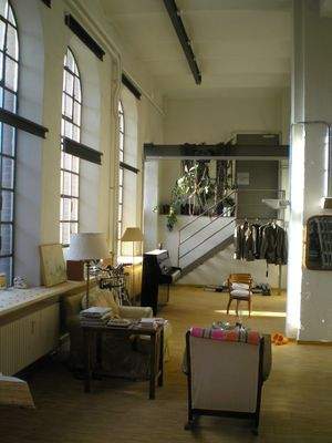 Hohe Sprossenfenster und Industrierelikte