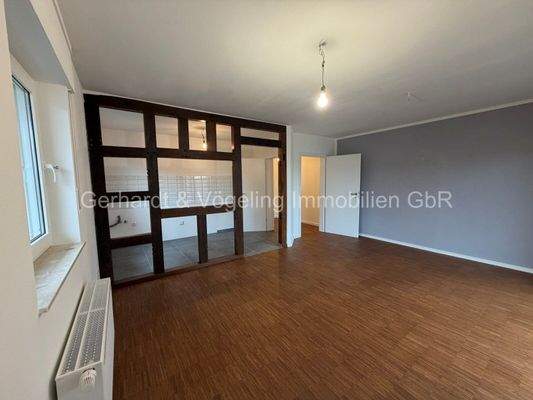 Wohnzimmer mit offener Küche