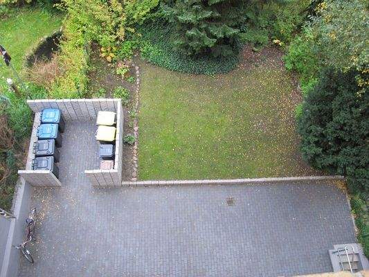 neu gestalteter Hof mit Garten