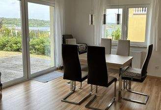Essbereich mit Seeblick